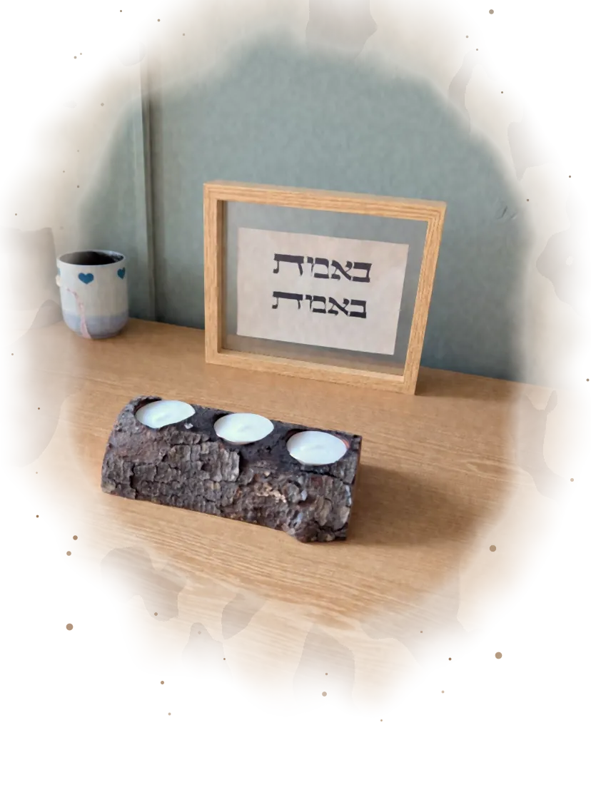 מסגרת באמת באמת עם נרות על השולחן